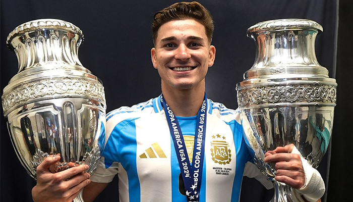 Potret Julian Alvarez dengan dua piala Copa Amerika.