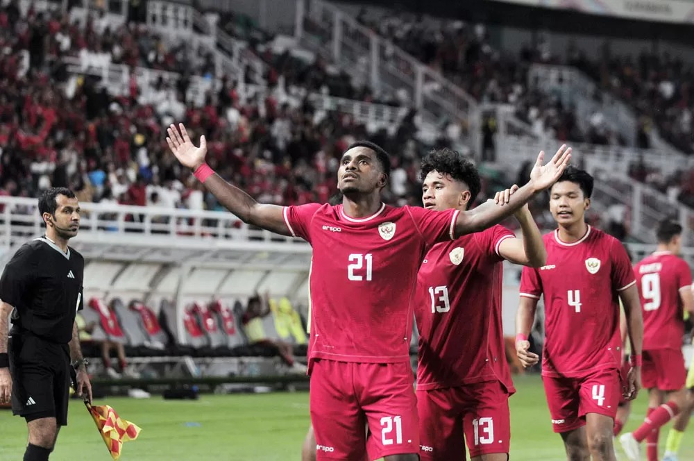 Iqbal Gwijangge (No. 21) merayakan gol kedua timnas U-19 ke gawang Kamboja saat bermain di lapangan Stadion GBT Surabaya.