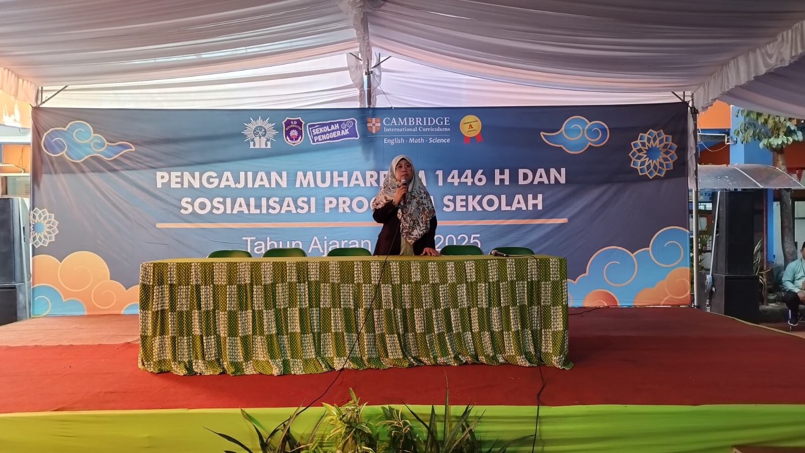 Sri Sayekti, kepada sekolah SD Muhammadiyah Ketelan 1 Surakarta