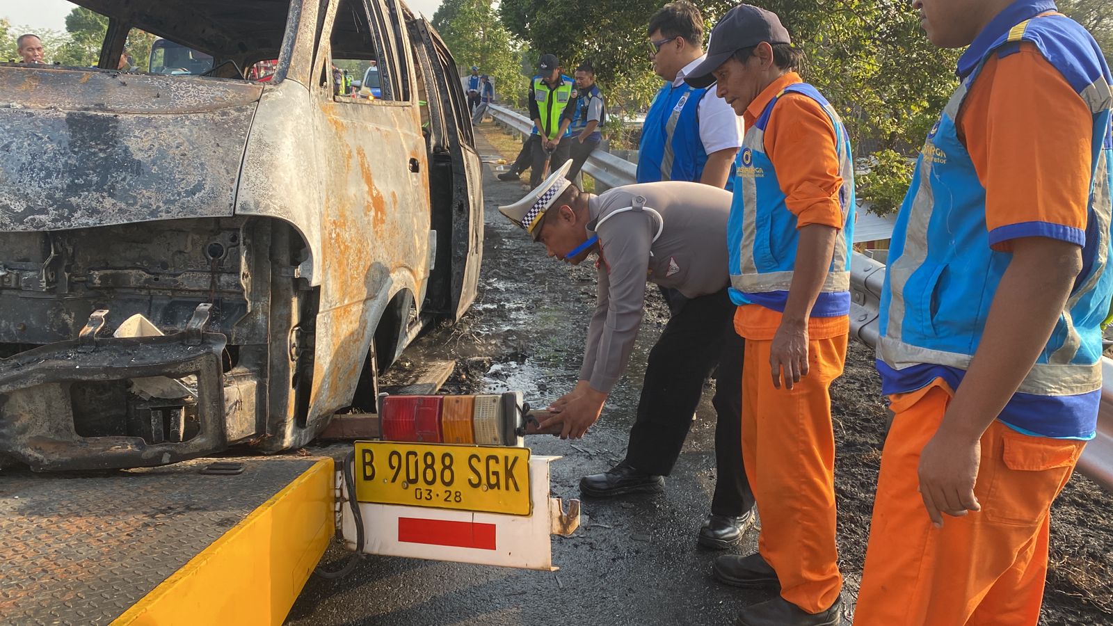 Kebakaran minibus di jalan tol Semarang-Solo.