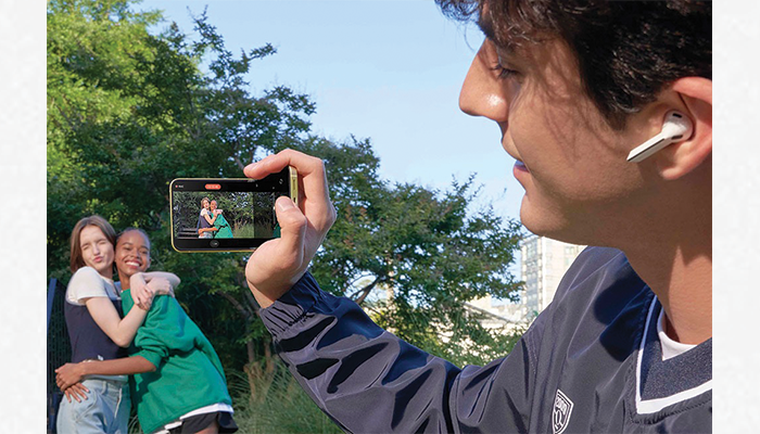 Zooming jadi lebih smooth dengan Camcorder Grip pada Galaxy Z Flip6.