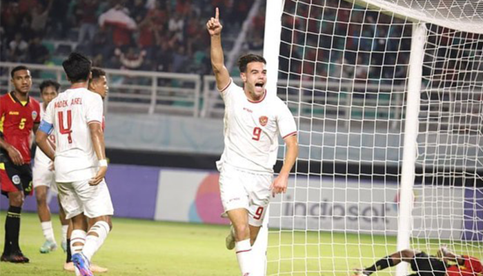 Selebrasi Jens Raven usai menjebol gawang Timur Leste, (23/7).