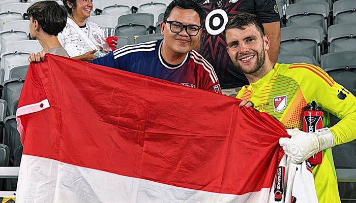 Maarten Paes berfoto dengan fans asal Indonesia.