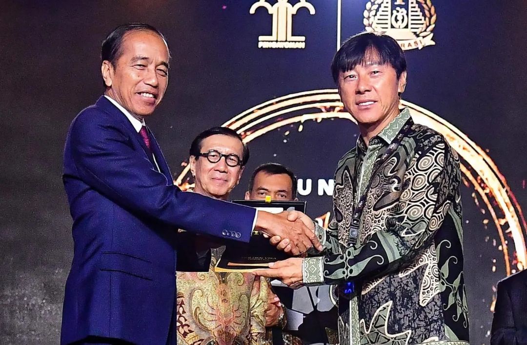 Presiden RI, Joko Widodo (kiri) berjabat tangan dengan Shin Tae-yong (kanan).