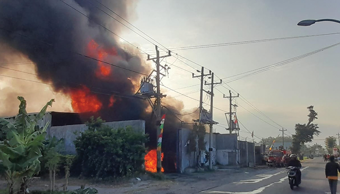 Gudang Sekaligus Tempat Produksi Pemilahan Biji Plastik Di Desa Buran Tasikmadu Karanganyar Terbakar.