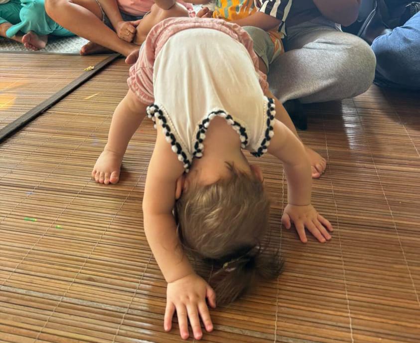 Kamari Sky Wassink suka salto.