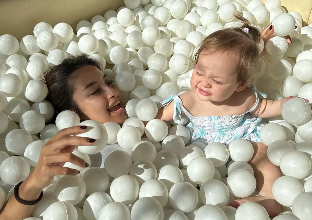 Kebersamaan Jennifer Coppen dan putrinya Kamari Sky Wassink.