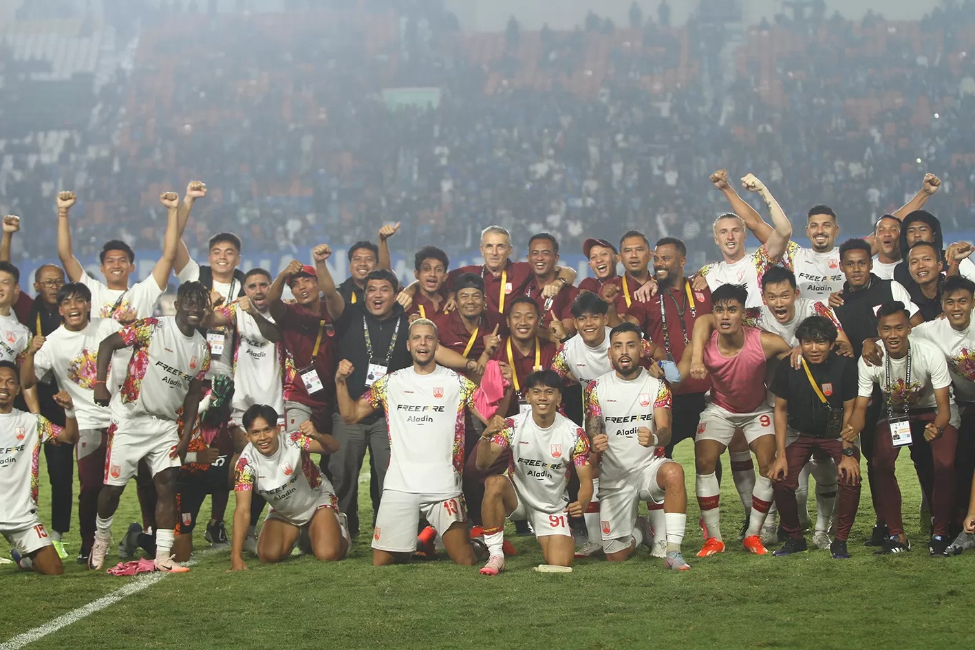 Para pemain Persis Solo merayakan kemenangan atas Persib Bandung di Stadion Si Jalak Harupat, 25 Juli.