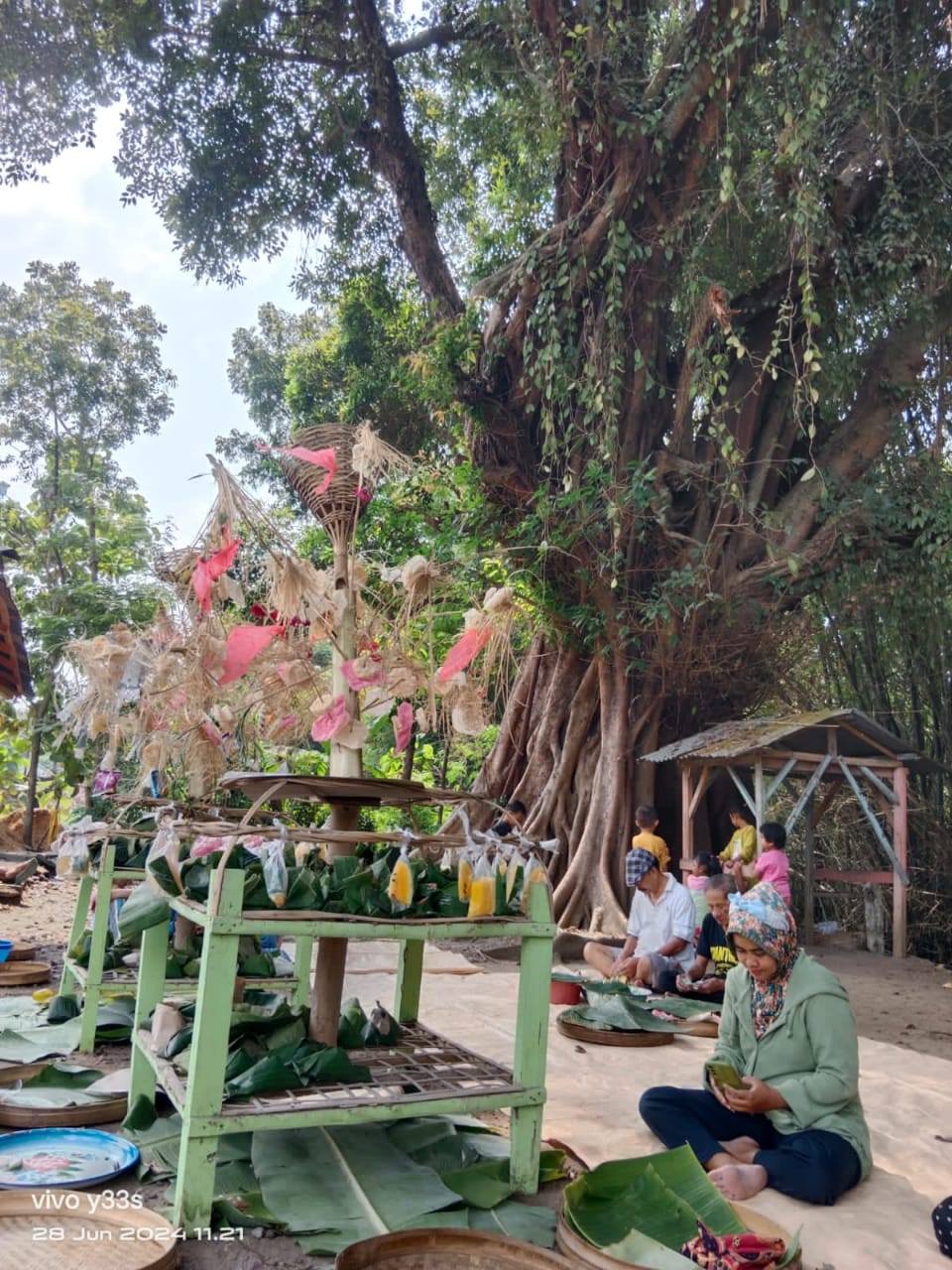 Pohon beringin rindang semakin kuatkan kesan mistis di Petilasan Eyang Somenggolo yang berlokasi di Desa Bener, Ngrampal Sragen.