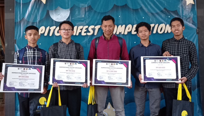 Para siswa SMK IT Smart Informatika (SMK ITSI) Solopeduli menang di ajang lomba PTI IT Competition Festival di Universitas Muhammadiyah Surakarta (UMS)