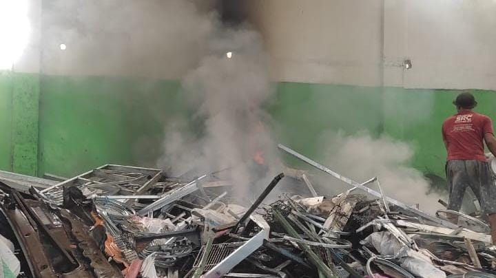 Gudang rosok di Gondangrejo, Karanganyar alami kebakaran.