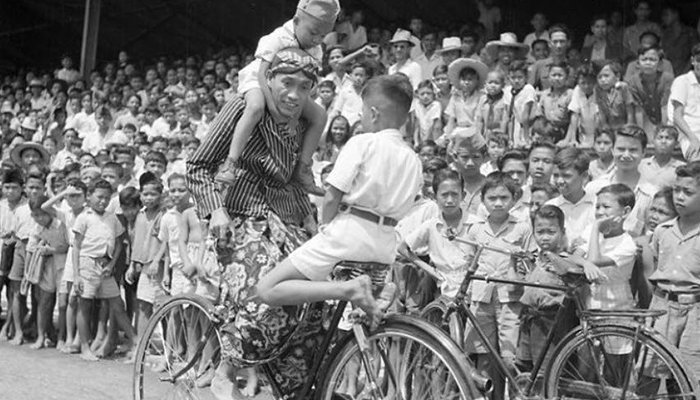 Atraksi sepeda di stadion Sriwedari Surakarta, pada tahun 1948.