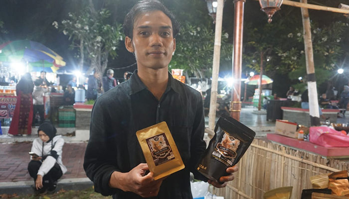 Sekretaris Desa Sidorejo Ahmad Sulistyo saat menunjukan produk Kopi Petruk yang menjadi khas dari lereng Merapi dalam Festival Kopi Klaten beberapa waktu lalu.