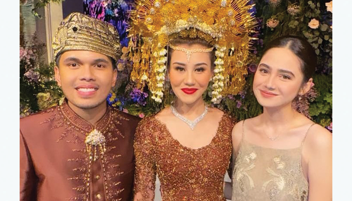 Potret Cantik Syifa Hadju saat datang ke pernikahan Resepsi Pernikahan Aaliyah Massaid dan Thariq Halilintar.