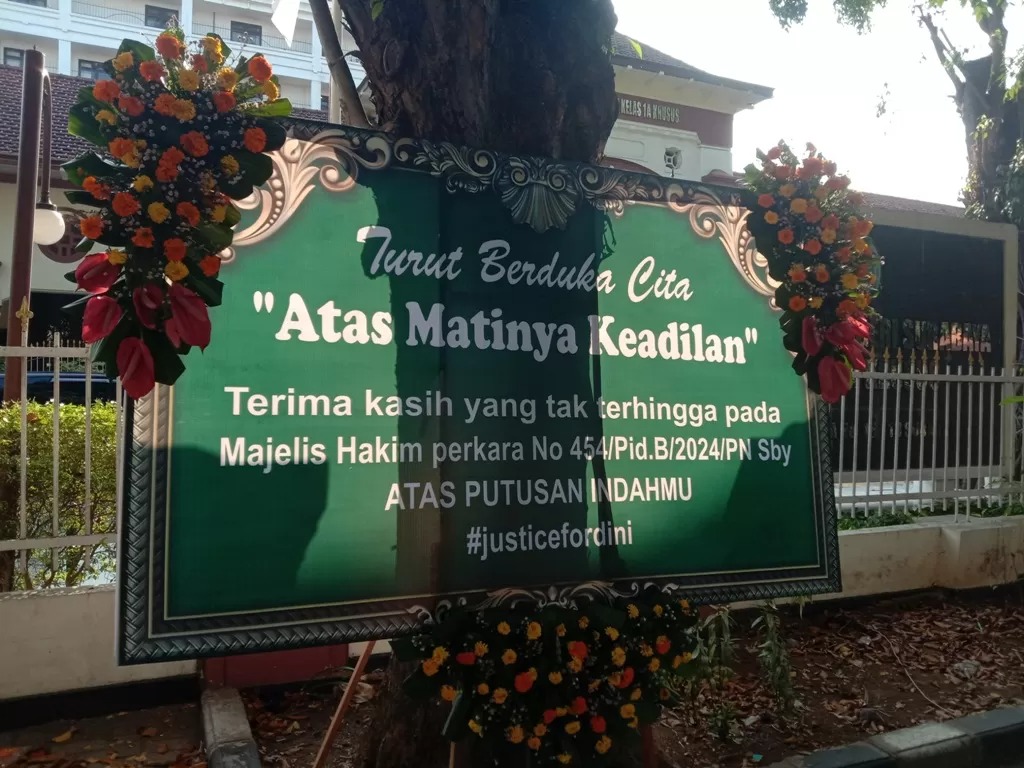 Karangan bunga di PN Surabaya usai Erintuah Damanik jatuhkan vonis bebas untuk Ronald Tannur.