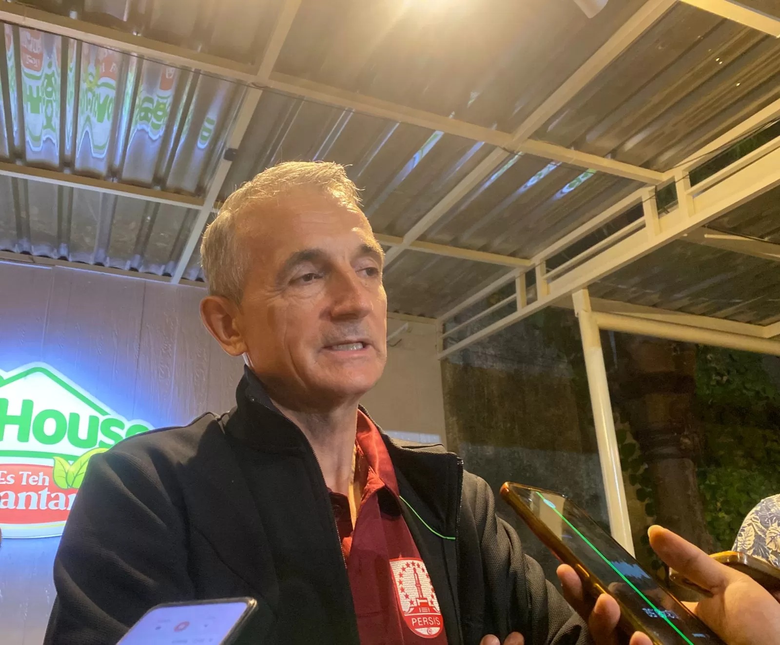 Milomir Seslija saat ditemui usai agenda Sarasehan Persis Solo dan suporternya di Nusantara Tea House, Minggu (28/7) malam.