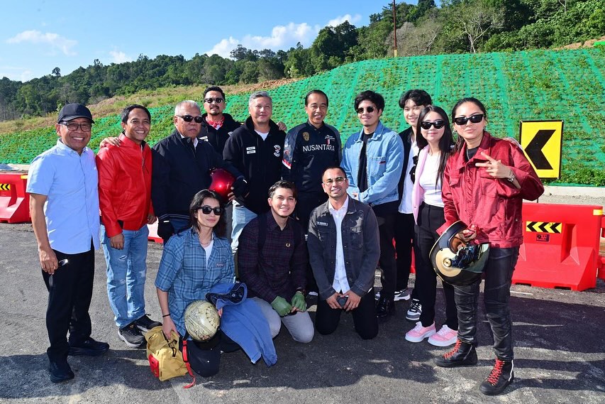 Jokowi saat berada di IKN bersama para artis dan Influencer.