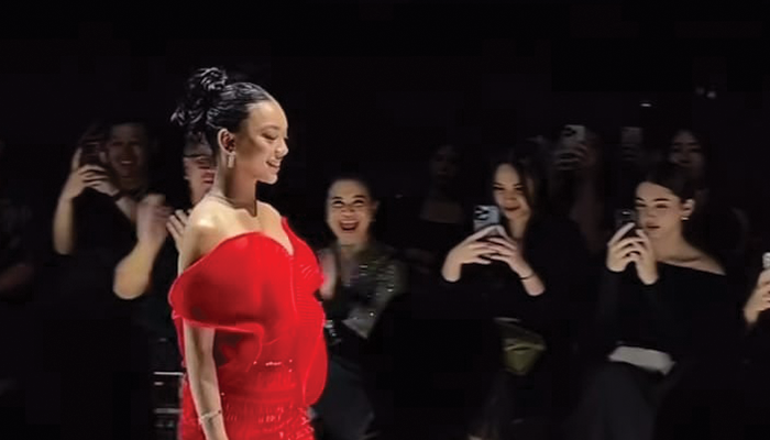 Naura Ayu jatuh saat catwalk.
