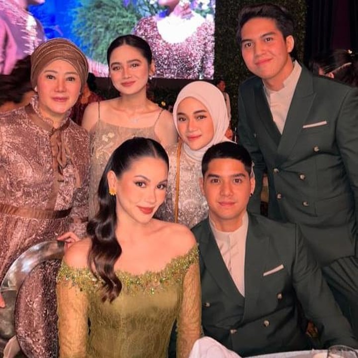 Kedekatan Syifa Hadju dengan El Rumi dan keluarga Maia Estianty di pernikahan Thariq Halilintar - Aaliyah Massaid.