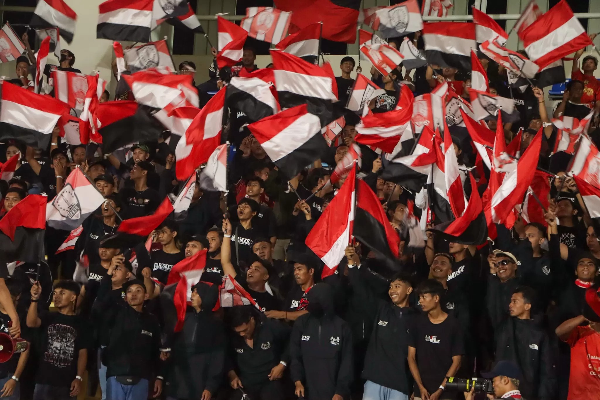 Ultras Garis Keras mendukung Persis Solo di Stadion Manahan.