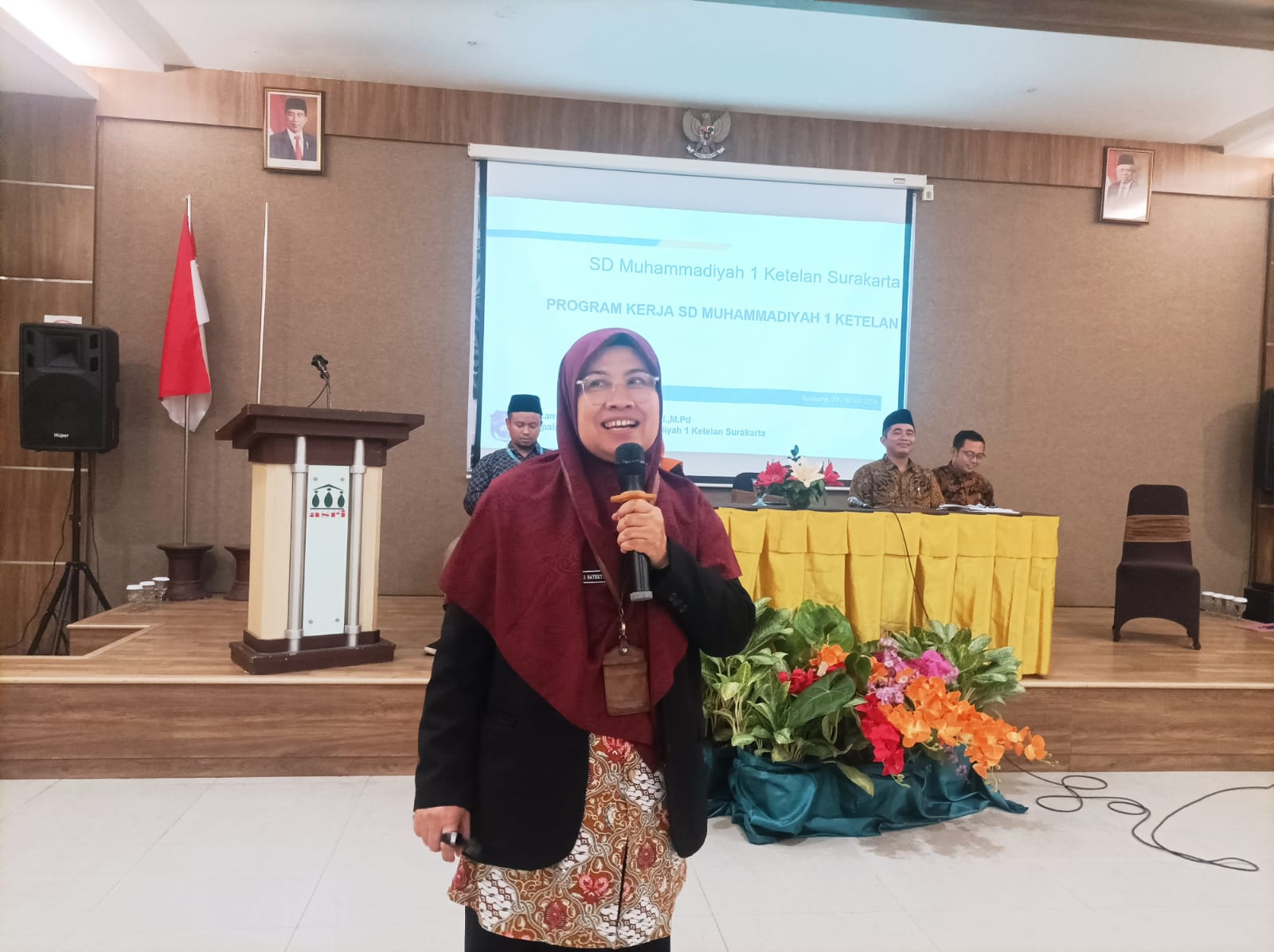 Kepsek Sd Muh 1 SKA H. Sri Sayekti S.Pd, M.Pd. saat memberikan paparan sekolah&nbsp;unggulan.