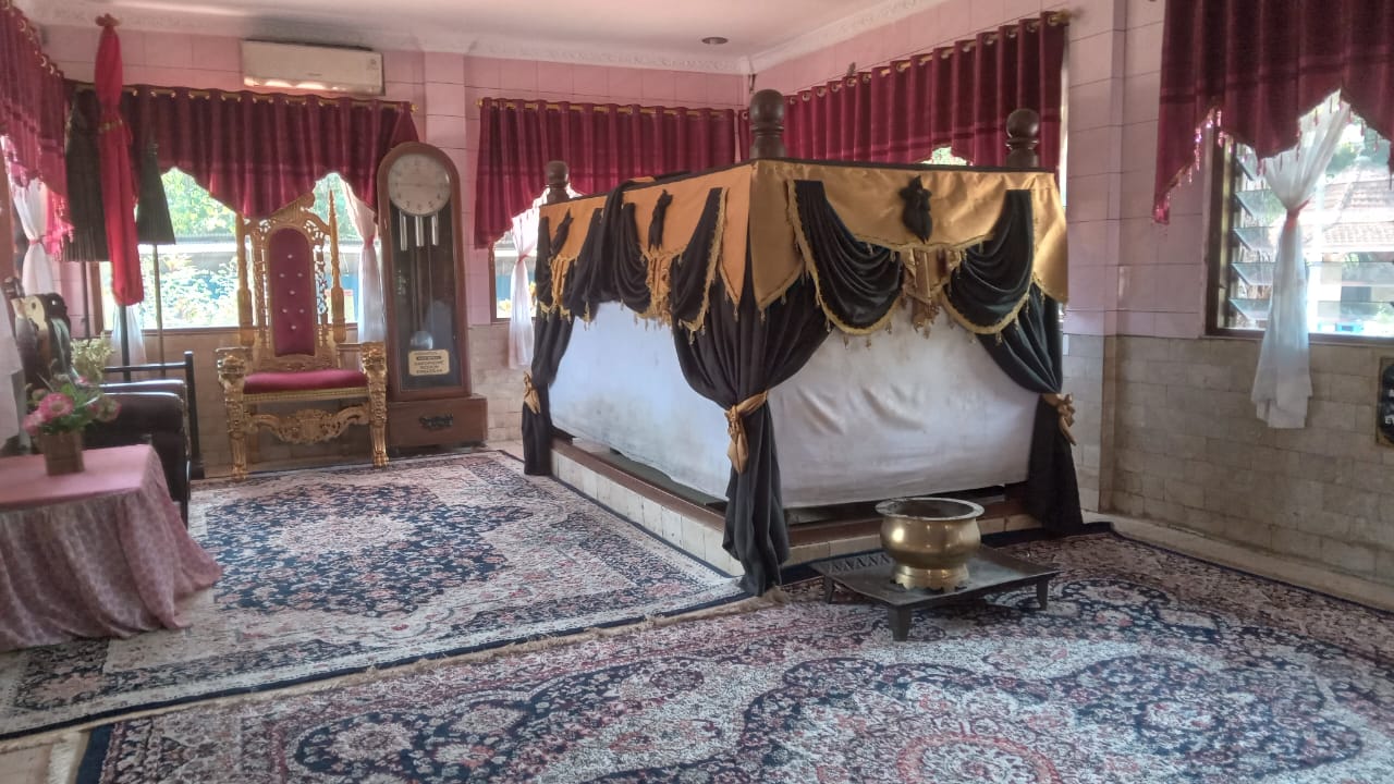 Petugas Disporapar Kabupaten Sukoharjo cek kesiapan tradisi Pulung Langse di Makam Ki Ageng Balak, Selasa (30/7).