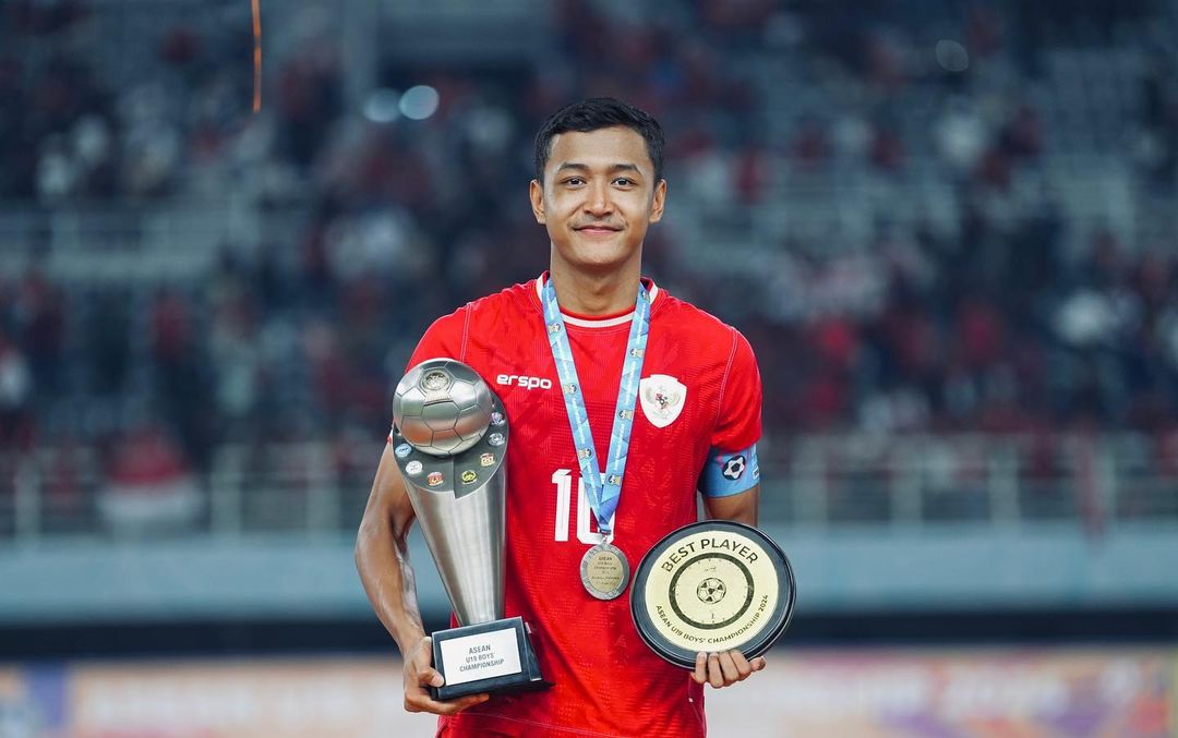 Dony Tri membawa Piala AFF U-19 dan piala pemain terbaik.