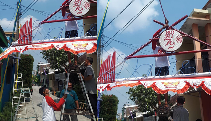 Warga Perum Gedongan 3 Colomadu membuat gapura bambu bertema Ibu Kota Baru, Indonesia Maju, untuk merayakan HUT RI ke-79.