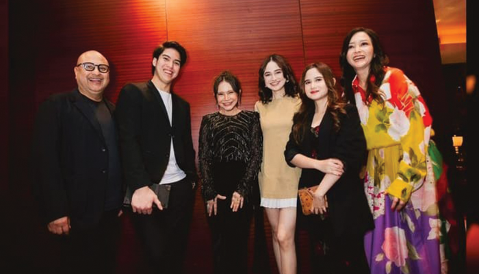 El Rumi dan Syifa Hadju yang berfoto dengan Rossa, Tissa Biani, Maia Estianty dan Irwan.