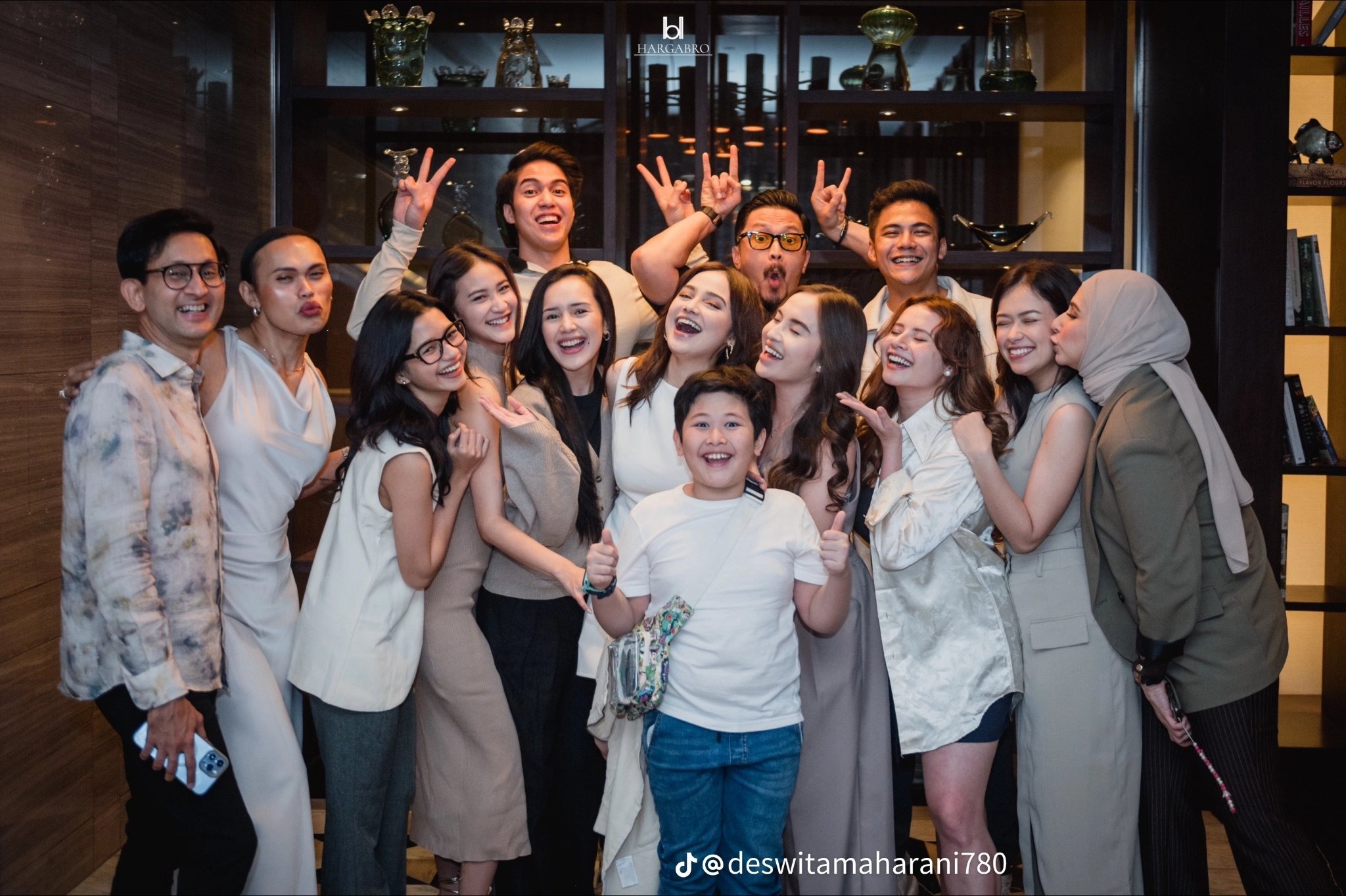 Kebersamaan Syifa Hadju dan geng mermaid in love.