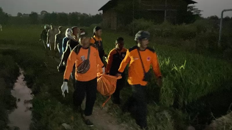 Anggota Inafis Polres Madiun mengevakuasi jasad warga Desa Kaliabu membusuk di pinggir sungai Desa Klecorejo, Mejayan, Kabupaten Madiun Rabu (31/7).