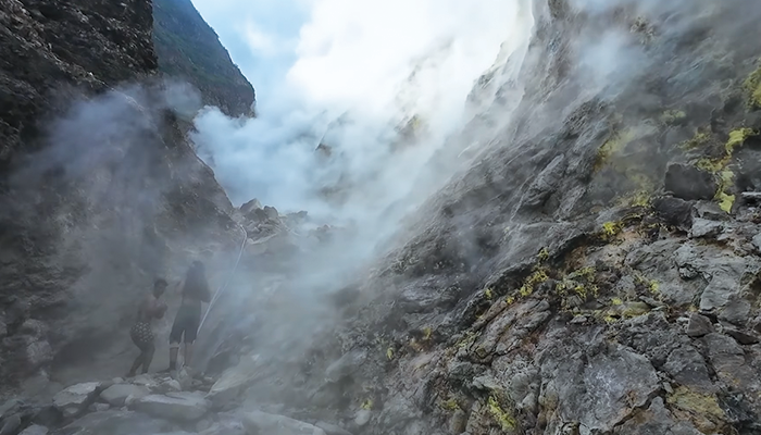 Eksplorasi Kawah Candradimuka di Gunung Lawu.