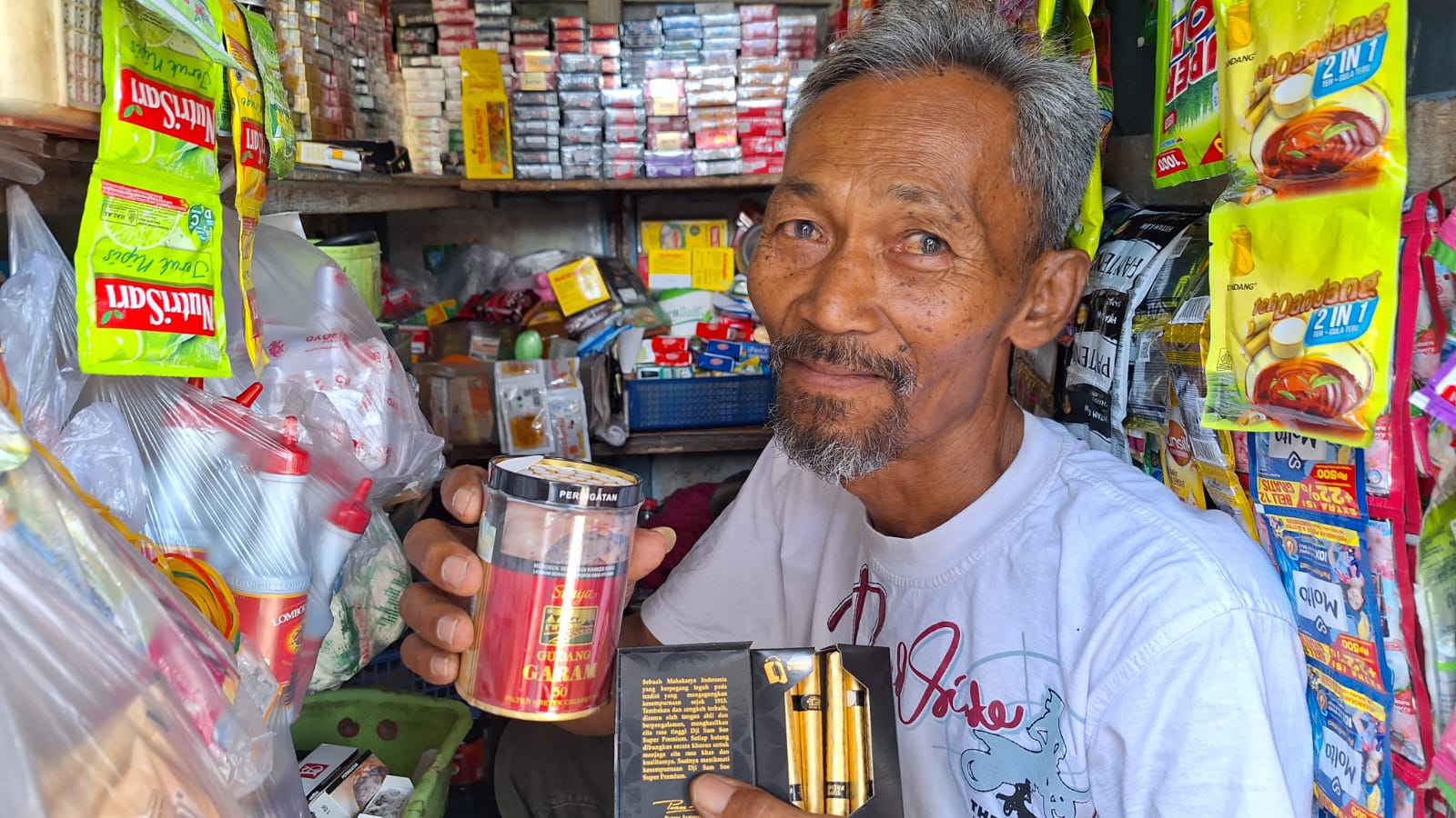 Pedagang rokok eceran di pinggir Terminal Tirtonadi khawatir dengan keputusan larangan jual rokok eceran yang baru saja diteken Presiden Jokowi.