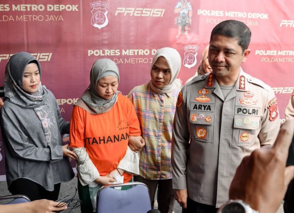 Meita Irianty berbaju oranye usai lakukan kekerasan anak di daycare miliknya.