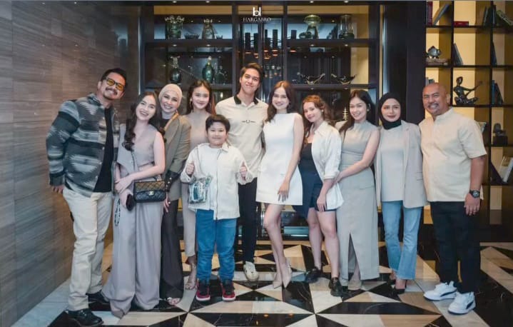 Kebersamaan Elk Rumi dan keluarga Syifa Hadju.