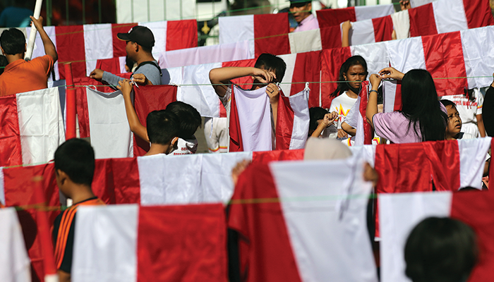 Tradisi mencuci bendera merah putih.