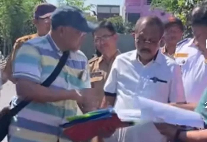 Wali Kota Surabay Armuji saat datangi lokasi penutupan akses SMP Petra Surabaya.