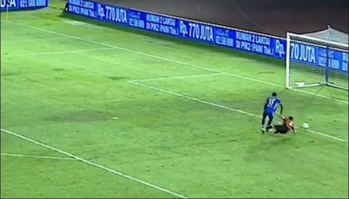 Blunder M. Riyandi saat Semifinal Piala Presiden 2024 melawan Arema FC.