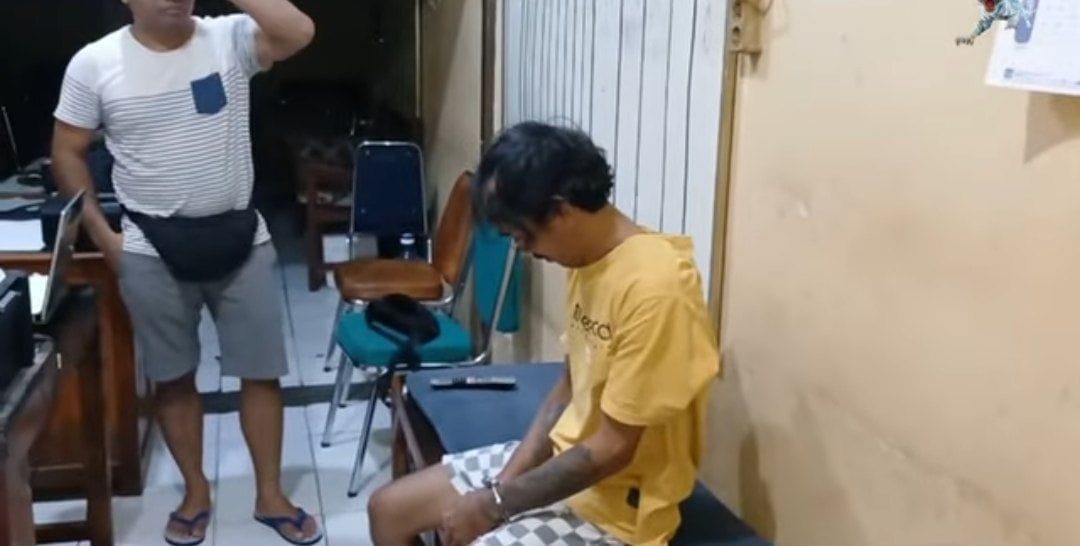 Perampok yang melakukan pencurian di rumah warga.