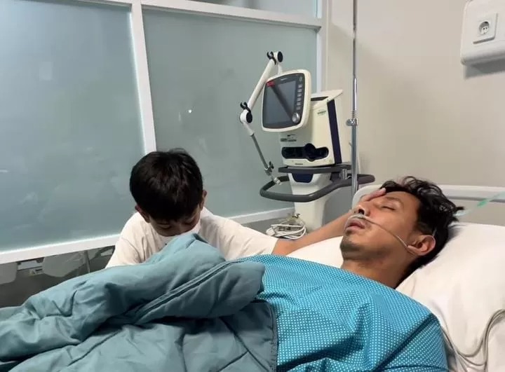 Aktor Sonny Septian dirawat di rumah sakit dijaga King Faaz.