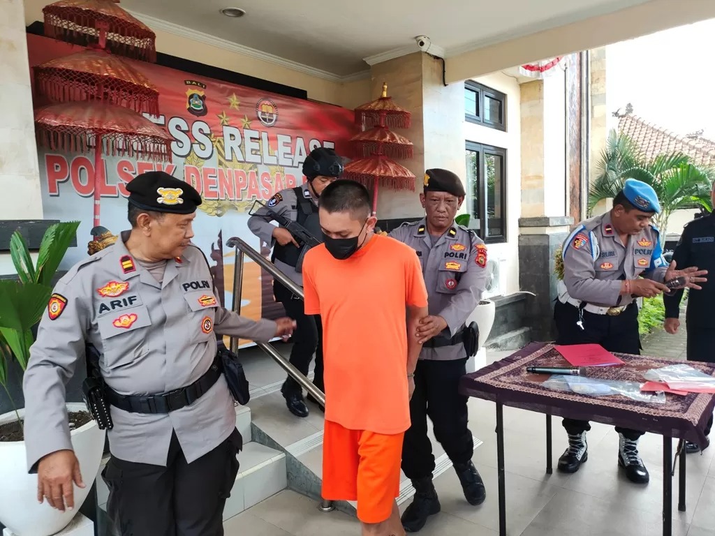 Tersangka kasus prostitusi KAW dihadirkan di Mapolsek Denpasar Barat. Salah satu pelaku Remaja di bawah umur yang jadi mucikari Michat ditangkap saat menunggu fee.
