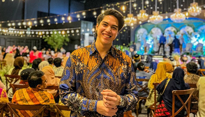 El Rumi datang ke pernikahan.