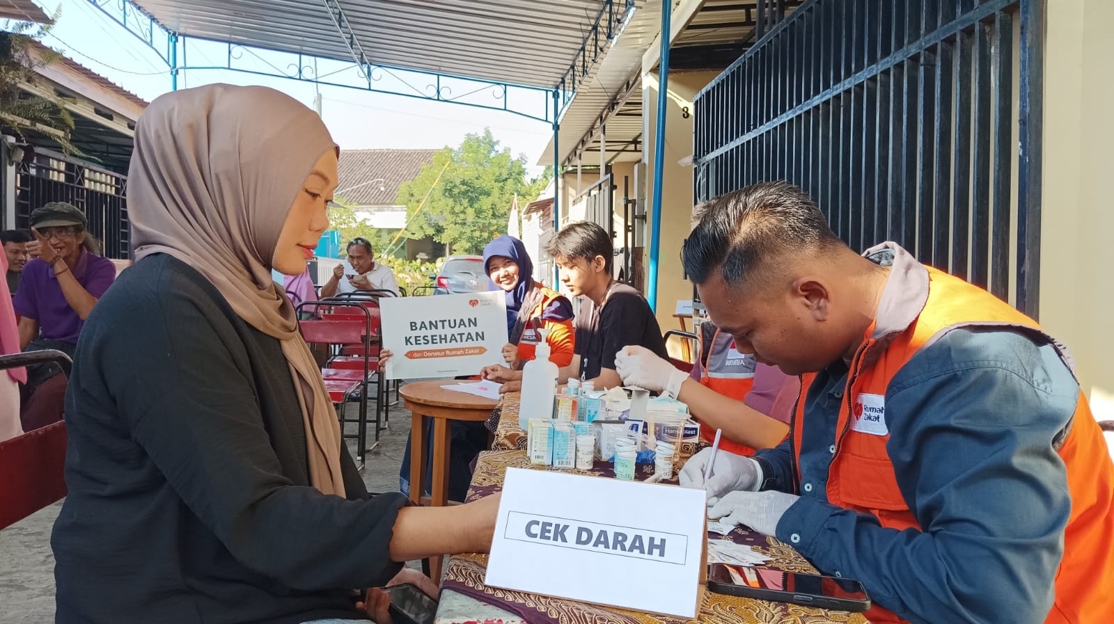 Warga antusias mengikuti cek kesehatan gratis.