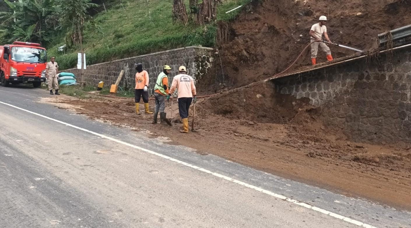 Lahan Pertanian Warga Di Jalan Tembus Tawangmangu Kembali Longsor.