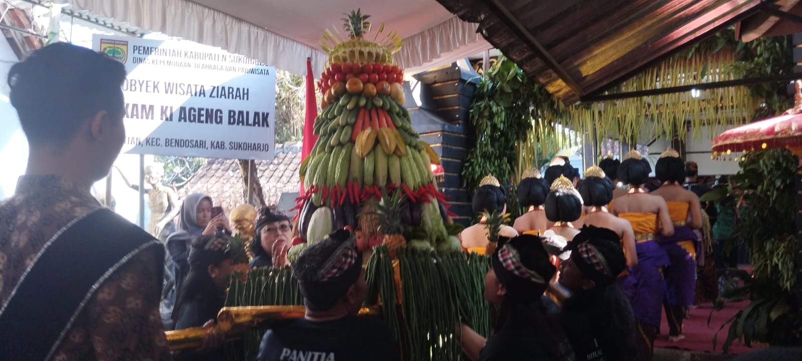 Tradisi tahunan Pulung Langse dipadati ribuan wisatawan.
