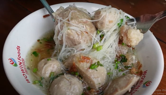 Semangkok bakso Pak Min Sriwaru Solo yang legendaris.