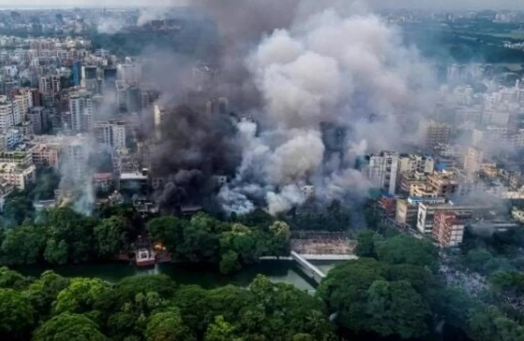 Asap membumbung tinggi di langit Dhaka, usai pengunjuk rasa membakar museum mantan pemimpin Sheikh Hasina Senin (5/8/2024).