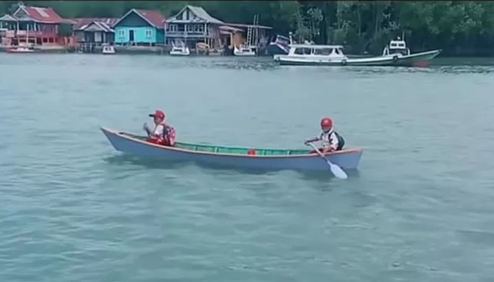 Bocah kelas 2 SD di Sulsel mendayung perahu seberangi sungai untuk sekolah.