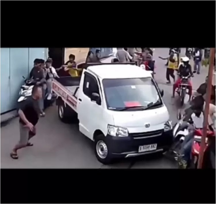 Mobil Pick Up hadang pelajar pembawa senjata tajam.