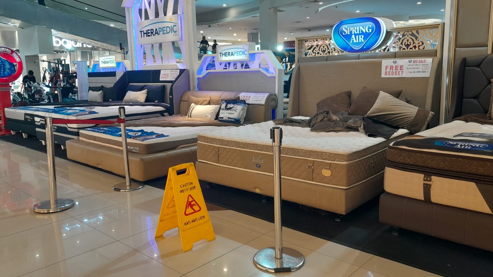 Seorang Remaja pria lakukan percobaan bunuh diri di Mall besar Solo.